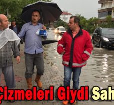 BAŞKAN ÇİZMELERİ GİYDİ SAHAYA İNDİ