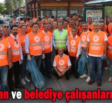 Başkan Özcan ve belediye çalışanları çöp topladı