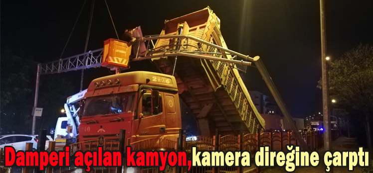 Damperi açılan kamyon,kamera direğine çarptı