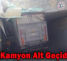 Bolu’da Kamyon Alt Geçide Sıkıştı