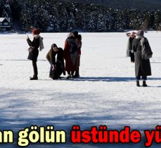 Buz tutan gölün üstünde yürüdüler