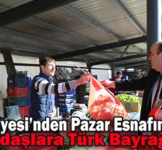 Bolu Belediyesi’nden Pazar esnafına ve vatandaşlara Türk Bayrağı