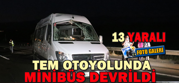 TEM OTOYOLUNDA MİNİBÜS DEVRİLDİ: 13 YARALI