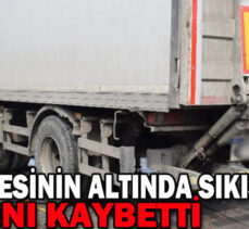 TIR DORSESİNİN ALTINDA SIKIŞTI HAYATINI KAYBETTİ