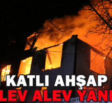 İKİ KATLI AHŞAP EV ALEV ALEV YANDI