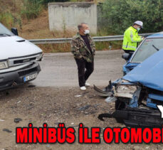 MİNİBÜS İLE OTOMOBİL ÇARPIŞTI: 2 YARALI