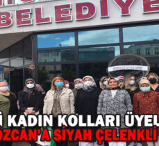 AK PARTİ KADIN KOLLARI ÜYELERİNDEN BAŞKAN ÖZCAN’A SİYAH ÇELENKLİ PROTESTO