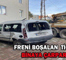 FRENİ BOŞALAN  TİCARİ ARAÇ BİNAYA ÇARPARAK DURDU