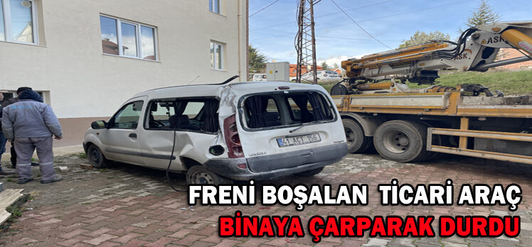 FRENİ BOŞALAN  TİCARİ ARAÇ BİNAYA ÇARPARAK DURDU